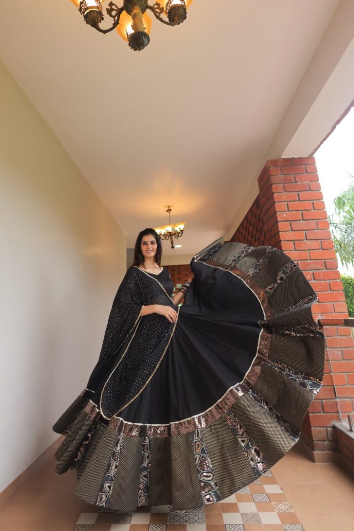 Elegant Black Lehenga Choli with Embellished Border and Dupatta - Image 4